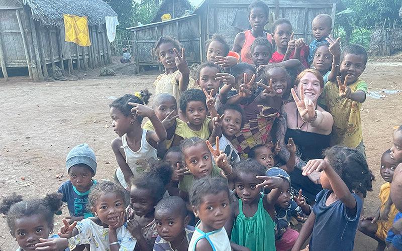 在线博彩 alumna and 和平队 volunteer Mackenzie Hafer with children in 马达加斯加