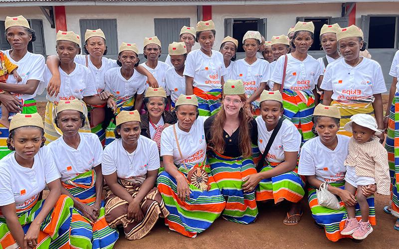 在线博彩 alumna and 和平队 volunteer Mackenzie Hafer with community members in 马达加斯加